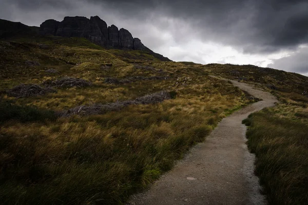 Storr 'un Yaşlı Adamı' na yürüyüş yolu Skye Adası, İskoçya