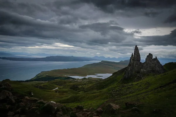 Storr 'un Yaşlı Adamı' nın üzerinde dramatik bir gökyüzü, Skye Adası, İskoçya