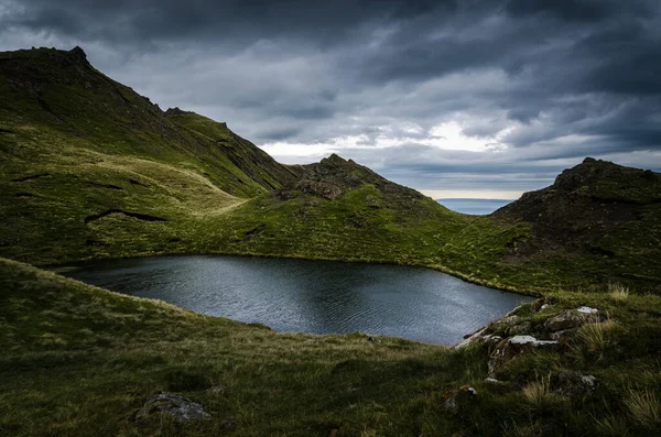 Storr 'un İhtiyar Adamı, Skye Adası, İskoçya, İskoçya' da doğal bir manzara üzerinde göl