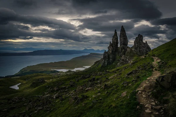 Storr 'un Yaşlı Adamı' nın üzerinde dramatik bir gökyüzü, Skye Adası, İskoçya