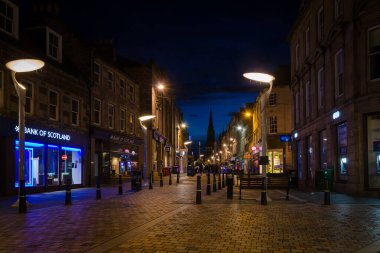 Inverness şehir merkezi sokağı geceleyin, İskoçya, Birleşik Krallık