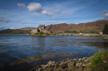 Gök mavisi gökyüzü, İskoçya, Birleşik Krallık 'ta Eilean Donan Şatosu