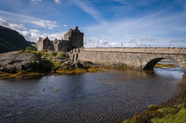 Gök mavisi gökyüzü, İskoçya, Birleşik Krallık 'ta Eilean Donan Şatosu