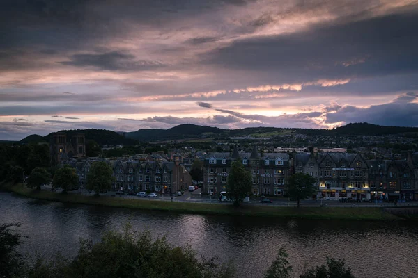 Aydınlatılmış şehir ile Inverness şehir manzarası ve onun yansıması İngiltere, İskoçya, Ness nehrinde