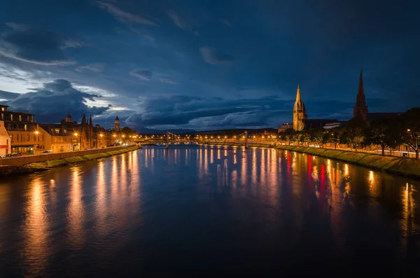 Inverness şehrinin gece manzarası, İngiltere, İskoçya ve Ness nehrine yansıyan ışıklarla