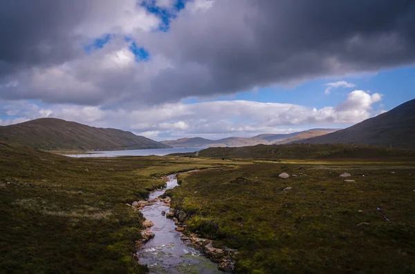 Natuurlandschap Het Eiland Skye Met Een Rivier Die Naar Een — Stockfoto