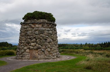Culloden, İskoçya, İngiltere 'deki savaş alanında bulunan Cairn Anıtı