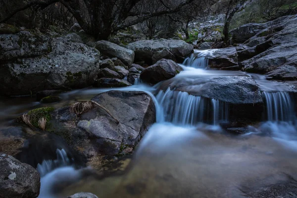 Água Flui Entre Rochas Forma Pequenas Cachoeiras Rascafria Madrid Espanha — Fotografia de Stock