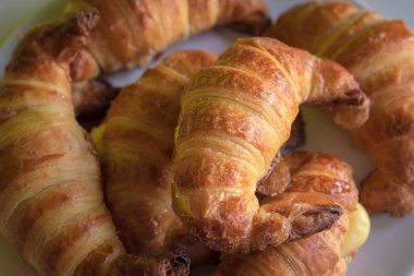 Kremayla doldurulmuş ev yapımı kruvasan.