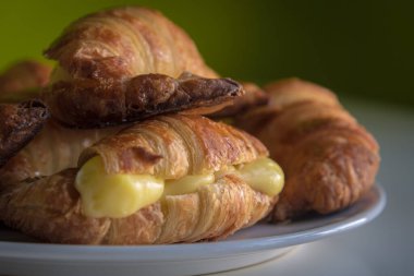 Kremayla doldurulmuş ev yapımı kruvasan.