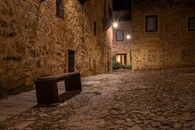 Eski şehir Caceres 'in gece manzarası, UNESCO Dünya Mirası Şehri, Extremadura, İspanya