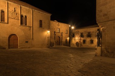 Eski şehir Caceres 'in gece manzarasında soylu ailelerin taş evleri, UNESCO Dünya Mirası Şehri, Extremadura, İspanya