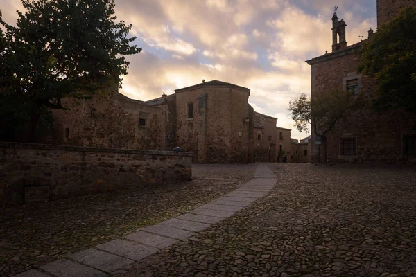 Günbatımında anıtsal eski şehir Caceres 'in caddesi UNESCO Dünya Mirası Şehri, Extremadura, İspanya