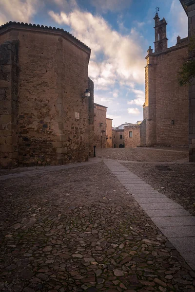 Günbatımında anıtsal eski şehir Caceres 'in caddesi UNESCO Dünya Mirası Şehri, Extremadura, İspanya
