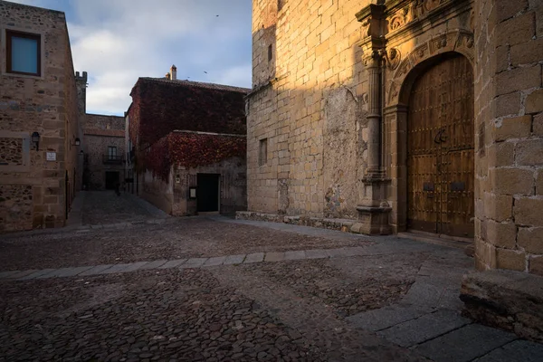 スペインのエストレマドゥーラ州ユネスコ世界遺産都市日没のカセレス市の記念碑的な旧市街の通り — ストック写真