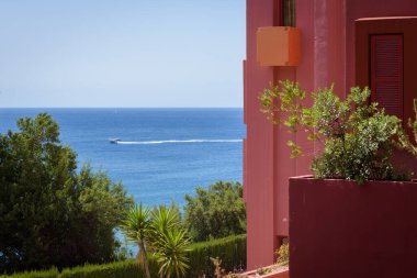 La Muralla Roja binası, İspanya, Calp 'ta deniz kenarındaki Kızıl Duvar binası.
