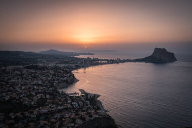 Gündoğumunda Calpe şehrinin en üst görünümü, Alicante, İspanya