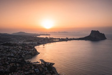 Gündoğumunda Calpe şehrinin en üst görünümü, Alicante, İspanya