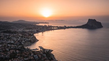 Gündoğumunda Calpe şehrinin panoramik üst görüntüsü, Alicante, İspanya