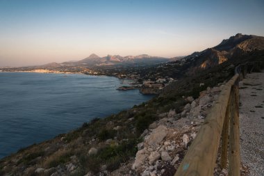 Gündoğumunda İspanya 'nın dağlık Akdeniz kıyılarının manzarası