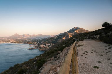 Gündoğumunda İspanya 'nın dağlık Akdeniz kıyılarının manzarası