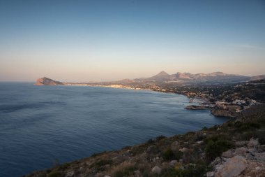 Gündoğumunda İspanya 'nın dağlık Akdeniz kıyılarının manzarası