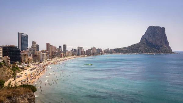 Yazın Calpe, İspanya 'da kalabalık bir plaj panoramik manzarası