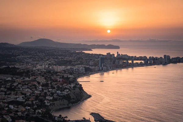 Gündoğumunda Calpe şehrinin en üst görünümü, Alicante, İspanya