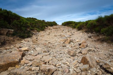 Bulutlu bir günde, Guadarrama dağlarında gezinti yolu, Penalara, Madrid, İspanya