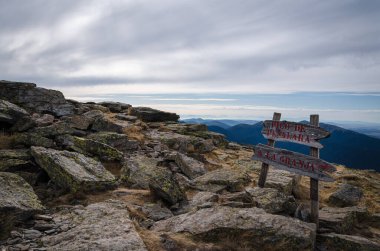 Dağın tepesindeki yön işaretleri Guadarrama sıradağları, Penalara, Madrid, İspanya 'daki tarihi noktaları gösteriyor.