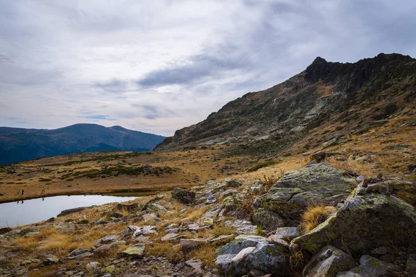 Guadarrama Dağları 'ndaki kayalık bir dağ manzarasında, Penalara, Madrid, İspanya