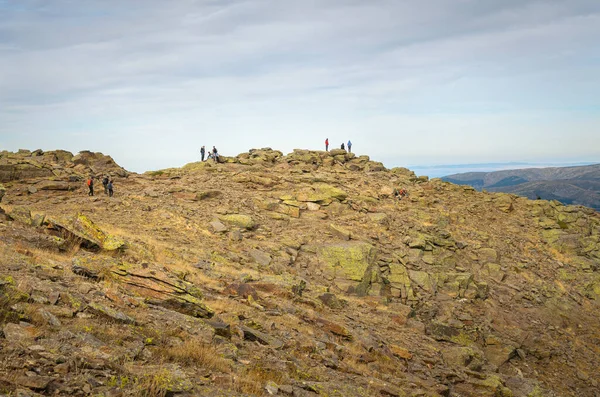 Pessoas Subindo Pico Montanha Com Vista Para Vale Lozoya Fundo — Fotografia de Stock