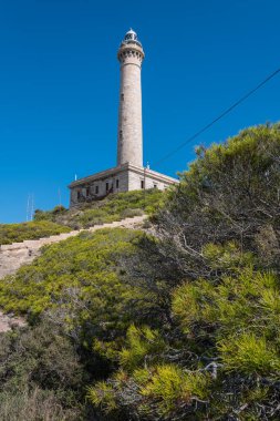 Güneş doğarken tepedeki Cabo de Palos Deniz Feneri Murcia, İspanya
