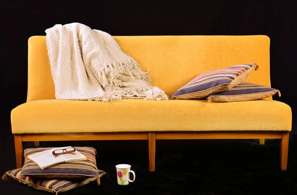 Gele sofa — Stockfoto