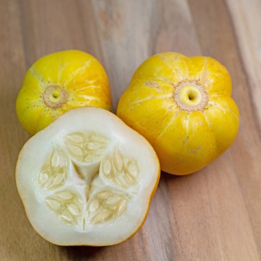 Limon salatalığı, salatalık sotesi, taze biçilmiş.