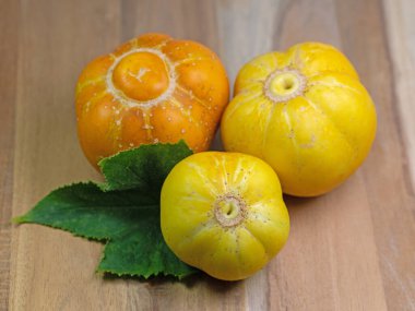 Limon salatalığı, salatalık sotesi, taze biçilmiş.