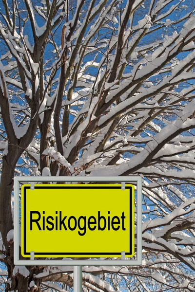 Ortsschild Mit Dem Wort Risikogebiet Übersetzung Risikogebiet Einer Winterlandschaft — Stockfoto