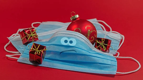 Máscaras Faciais Com Decorações Natal Contra Fundo Vermelho — Fotografia de Stock