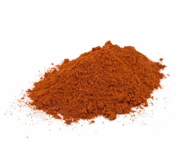 Paprika tozu beyaz arkaplanda izole edildi