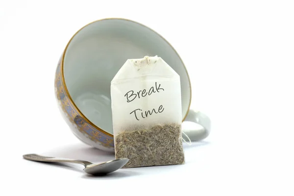 Tasse Und Teebeutel Mit Der Aufschrift Pausenzeit Vor Weißem Hintergrund — Stockfoto