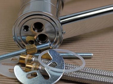 Bağ malzemesi ve bağlantı hortumlarıyla havza karıştırıcı