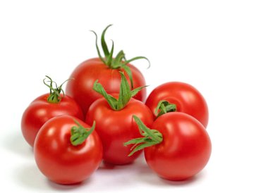 Beyaz arka plana karşı kırmızı domatesler