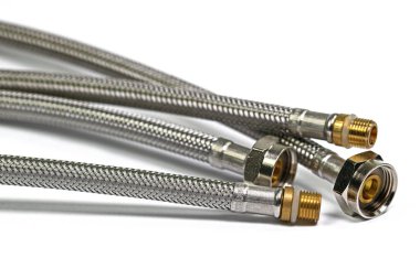 Beyaz arka plana karşı paslanmaz çelikten yapılma esnek hortumlar