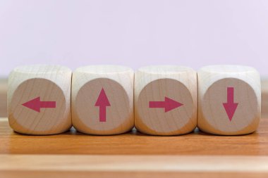 Farklı yönlerde okları olan küpler