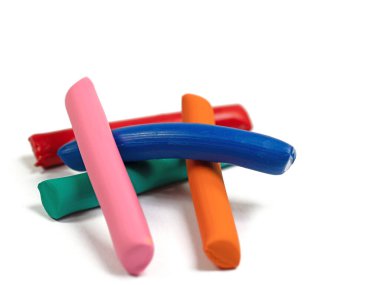 Beyaz arkaplana karşı renkli plastikler