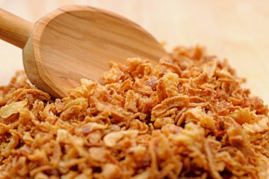 Tahta kaşıkta kurutulmuş soğan.