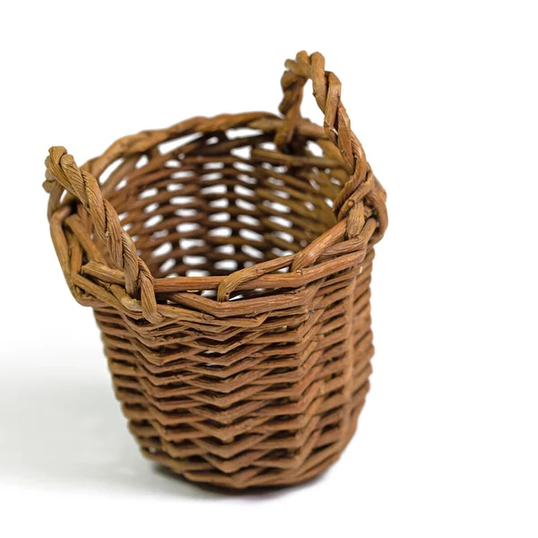 Beyaz arkaplan ile izole edilmiş sepet taşı