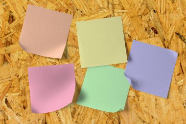 Tahta duvardaki boş yapışkan notlar.