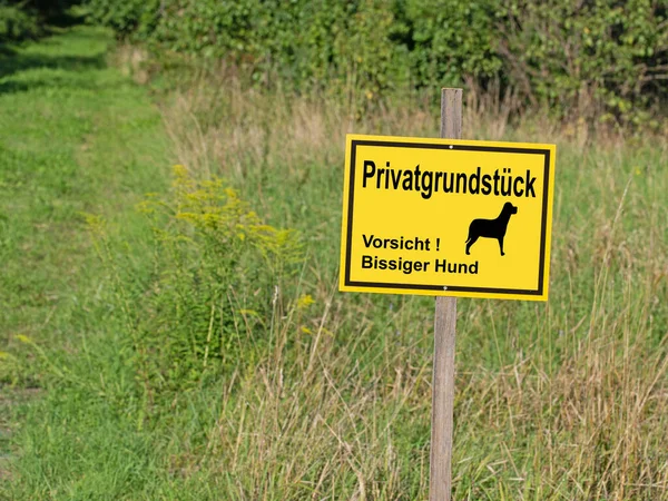 Tafel Mit Dem Aufdruck Privatgrundstück Vorsicht Bissiger Hund Auf Einem — Stockfoto