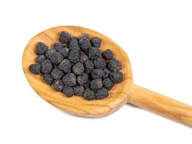 Kurutulmuş Aronia üzümü, Aronia melanocarpa, tahta bir kaşıkta.